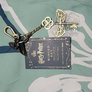 HARRY POTTER WINGED KEYCHAIN